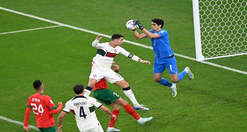 ذا بيست.. بونو يتحدى إنجازات مارتينيز وكورتوا في سباق "أفضل حارس"